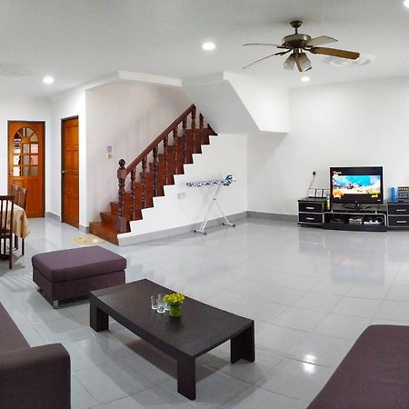 Victoria Homestay Sibu - Next To Shopping Complex & Large Car Park Area With Autogate 외부 사진